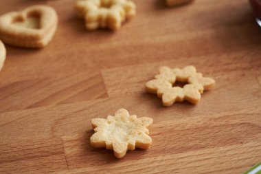 Evde Linzer Noel kurabiyeleri hazırlığı