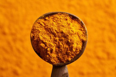 Tahta kaşıkta kurutulmuş zerdeçal tozu.