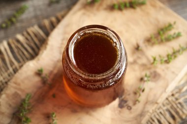 Masanın üzerinde bir kavanoz kekik şurubu.