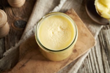 Masadaki cam kavanozdaki tereyağı gibi.