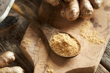 Tahta bir masada taze zencefil kökü, yakın plan.