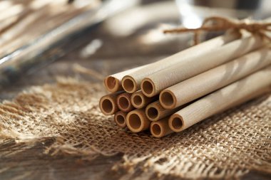 Masanın üzerinde bir tomar ekolojik bambu kamışları.