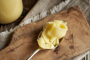 Ya da kaşıkta tereyağı ve masada cam kavanozda.