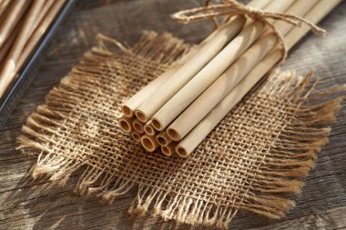 Tahta bir masada bambu pipetleri - sıfır atık