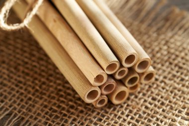 Masanın üzerinde bir demet bambu pipet