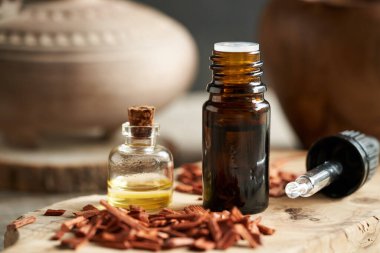 Kırmızı sandal ağacı parçalı aromaterapi şişeleri.