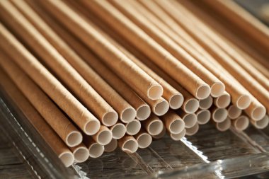 Bir masanın üzerinde biyolojik olarak çözünebilir ekolojik kağıt pipetleri