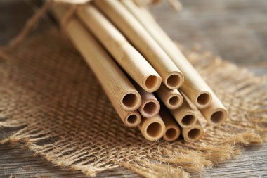 Masanın üzerinde bir tomar ekolojik bambu kamışları.