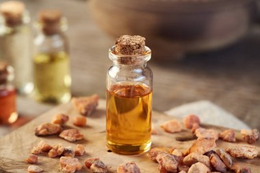 Styrax veya benzoin reçineli cam bir aromaterapi şişesi.