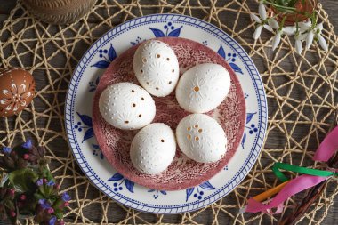 Bahar çiçekleriyle süslenmiş beyaz Paskalya yumurtası - kardelen ve akciğer otu