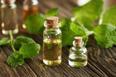 İki şişe aromaterapi gerekli yağ ve nane şekeri.