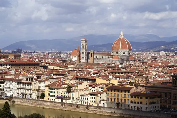 FLORENCE, ITALY - 1 Nisan 2023: Santa Maria del Fiore katedrali ve nehir ile Floransa Panoraması