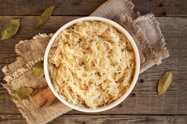 Beyaz kasede ev yapımı mayalanmış lahana ya da lahana turşusu.