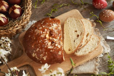 Mazanec denilen dilimlenmiş Çek tatlı paskalya pastası, soğan kabuklarıyla boyanmış yumurtalar ve bir masaya balmumuyla süslenmiş.