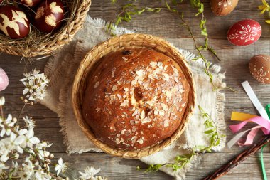 Mazanec denilen geleneksel Çek tatlı paskalya pastası, soğan kabuklarıyla boyanmış yumurtalar ve balmumuyla süslenmiş, üst görünüm