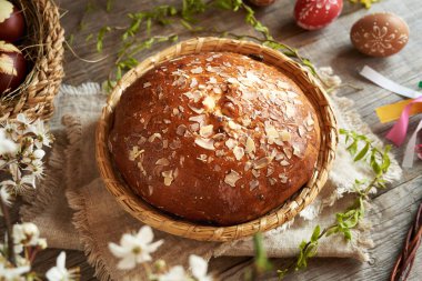 Mazanec adı verilen geleneksel Çek tatlı paskalya pastası soğan kabuklarıyla boyanmış ve balmumuyla süslenmiş yumurtalar.