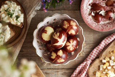 Kahverengi Paskalya yumurtaları soğan kabuklarıyla boyanmış, ekşi ekmek dilimleri ve haşlanmış yumurtadan arta kalanlarla.
