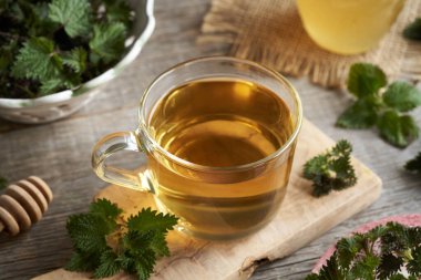 Baharda cam bardakta ısırgan otu çayı