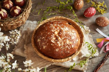 Mazanec adında, soğan kabuklarıyla boyanmış ve balmumuyla süslenmiş bir dilim Çek paskalya pastası.