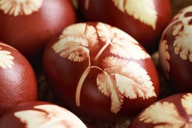 Paskalya yumurtaları soğan kabuklarıyla boyanmış ve taze yapraklarla boyanmış.