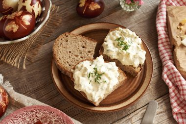 Soğan kabuklarıyla boyanmış Paskalya yumurtalarından yapılmış ekmek dilimleri.