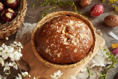 Soğan kabuğuyla boyanmış ve balmumuyla süslenmiş yumurtalarla sepette 