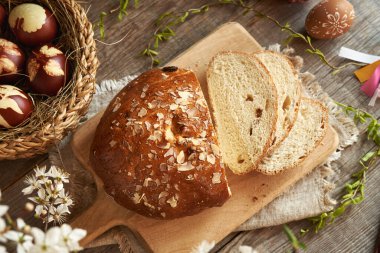Mazanec denilen dilimlenmiş Çek tatlı paskalya pastası soğan kabuklarıyla boyanmış ve balmumuyla süslenmiş, üst manzara