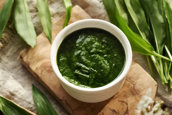 Taze ayının sarımsak yapraklarından yapılan ev yapımı yeşil pesto sosu. Bahar başında hasat edilen yenilebilir bir bitki.