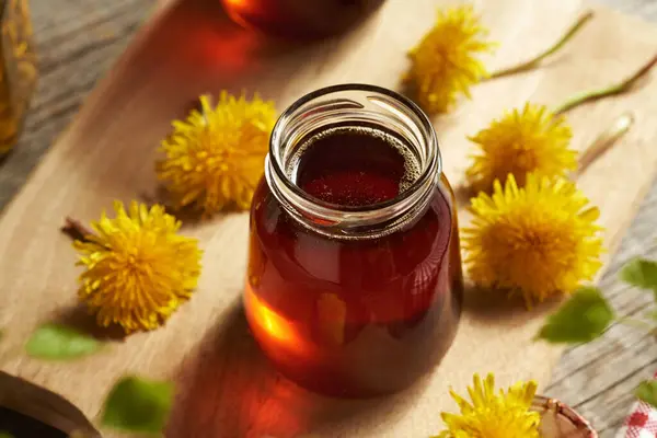春天的时候 一玻璃瓶蒲公英蜜汁 是用新鲜的塔拉克森花制成的 — 图库照片