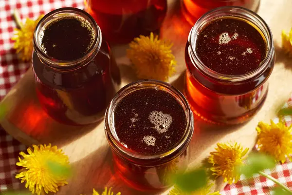 玻璃瓶 蒲公英蜂蜜 春天用鲜花制成的糖浆 — 图库照片