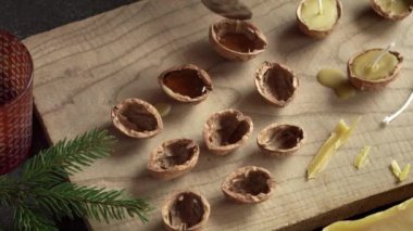 Ceviz kabuğu ve balmumundan Noel mumları yapmak - sıcak balmumu dökmek