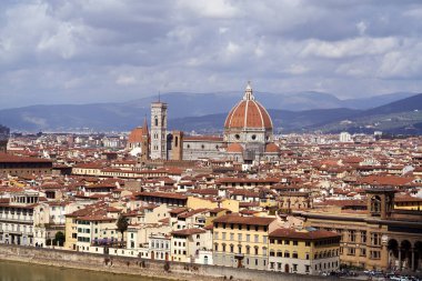 FLORENCE, İtalya - 1 Nisan 2023: Santa Maria del Fiore katedrali ile Floransa Panoraması