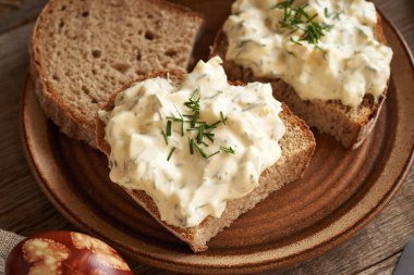 Paskalya yumurtalarından arta kalan ekmek dilimleri.