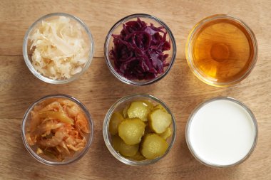 Mayalanmış yiyecekler ve sebzeler - kimçi, beyaz ve mor lahana turşusu, elma sirkesi, turşu ve kefir, üst manzara