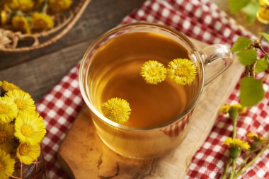 Bir fincan bitki çayı. Taze yaka çiçekleri, yakın plan.