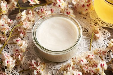 Cam kavanozda ev yapımı at kestanesi merhemi. Baharda toplanan Freh Aesculus hipokastanum çiçekleri.