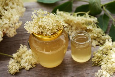 Baharda yapılan iki kavanoz ev yapımı mürver çiçeği şurubu.