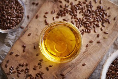 Cam bir kasede keten tohumu yağı. Sağlıklı besin desteği.