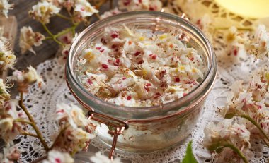 Cam kavanozda at kestanesi çiçeklerinden bitkisel tentürler yapıyorum.