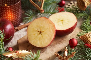 Ortasında bir yıldız olan yarı taze elma. Eski bir Noel geleneği.
