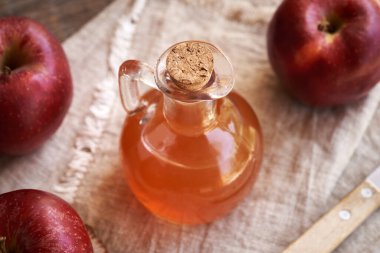 Taze elma sirkesi, cam sürahide mantar tıpalı.