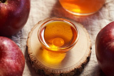 Elma sirkesi - cam kasedeki sağlıklı sos