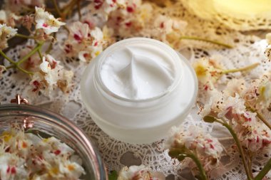 Cam bir kavanozda ev yapımı at kestanesi kremi ve ilkbaharda toplanan Freh Aesculus hipocastanum çiçekleri.