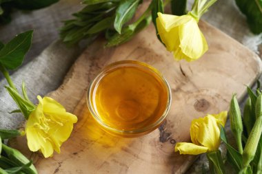 Taze çiçeklerle dolu bir kasede çuha çiçeği yağı