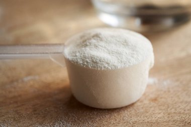 Masadaki bir kepçenin içindeki kolajen tozu.