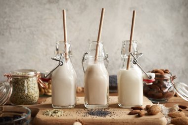 Kenevir tohumlarından, haşhaş tohumlarından ve ekolojik kamışlı bademlerden yapılmış vejetaryen fındık sütleri.