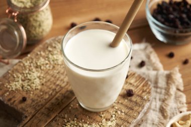 Ekolojik bambu kamışlı cam bir şişede kenevir tohumu sütü.