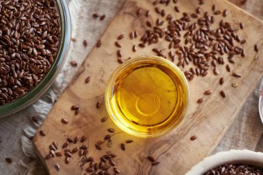 Küçük bir cam kasede keten tohumu yağı, üst manzara.