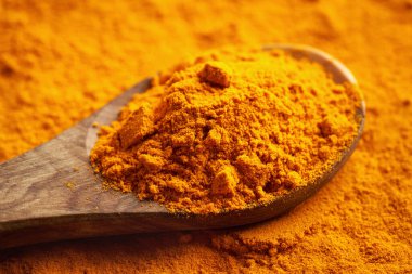 Kurutulmuş zerdeçal kökü tozu, yakın çekim.