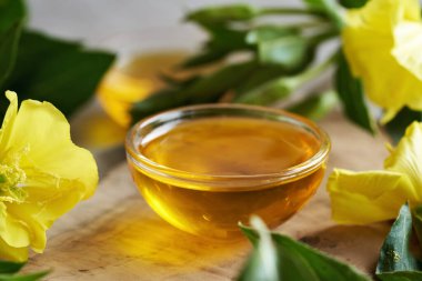 İyi akşamlar çuha çiçeği ya da cam şişedeki Oenothera biennis yağı